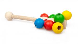 Babyspielzeug klassische Holzrassel mit farbigen Kugeln