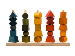 Steckspiel aus Holz mit bunten Spielsteinen in unterschiedlichen Formen